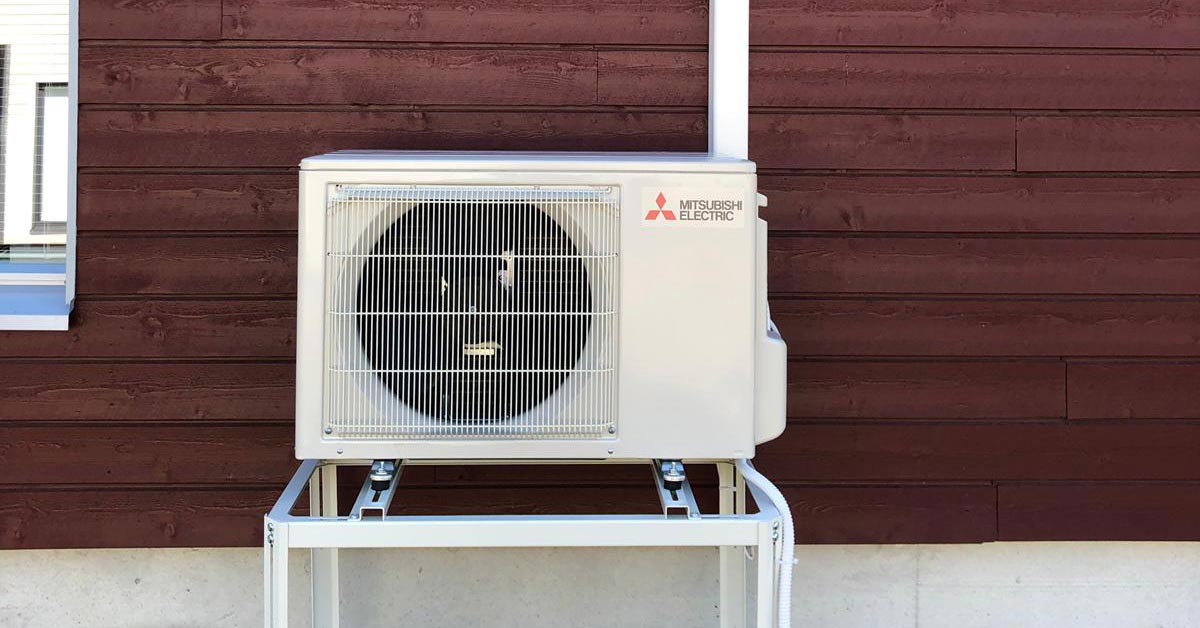 Teknikko puhdistaa sisäyksikköä – Ilmalämpöpumpun huolto ammattilaisen tekemänä
